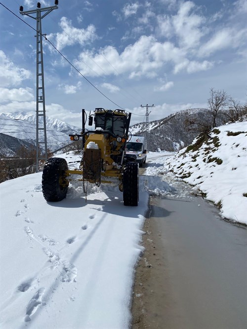Yoğun kar yağışı ve tipi nedeniyle kapana Köy Yollarımız durmadan açılmaktadır.